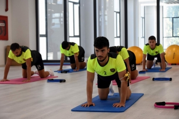 Aliağaspor FK Salonda Pilates Çalıştı Galeri