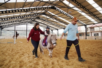 Aliapark Atla Terapi ve Hipoterapi Merkezi Yeni Yüzüyle Hizmete Açıldı Galeri