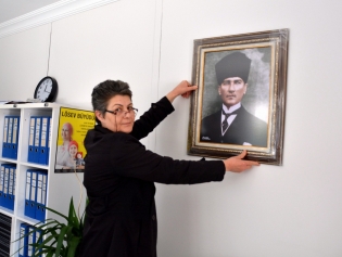 Aliağa Belediyesi’nden Muhtarlara Atatürk Portresi Galeri