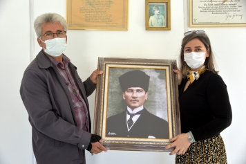 Aliağa Belediyesi’nden Muhtarlara Atatürk Portresi Galeri